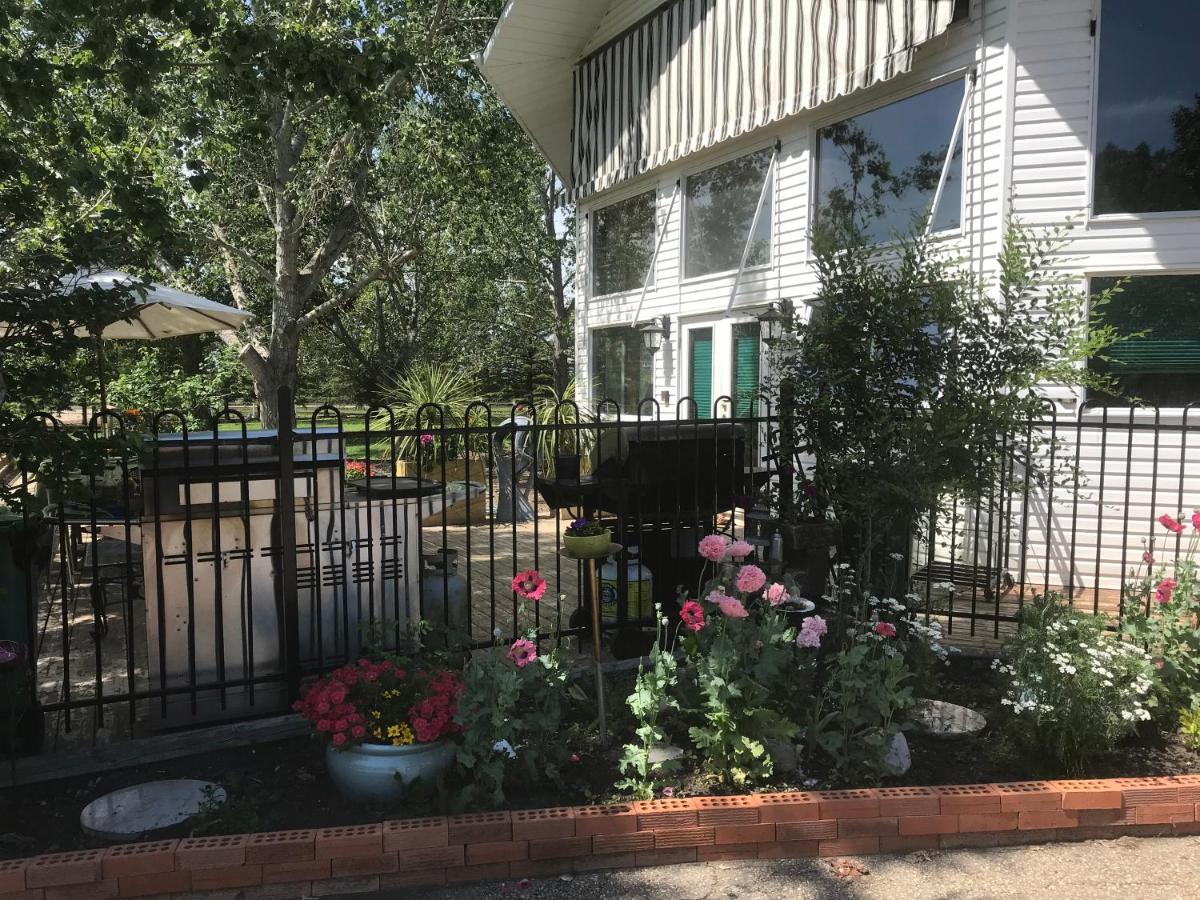 Rolling Hills Country Resort Bed And Breakfast Three Hills Extérieur photo